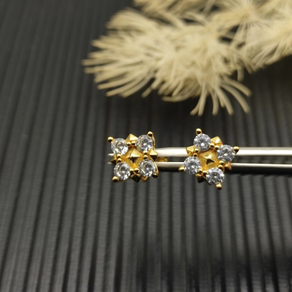 David Yurman 8mm Gold Pav&Atilde;&copy; White Diamond Pyramid Stud Earrings